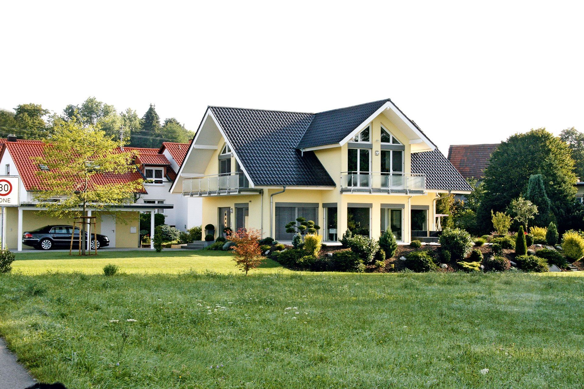 Gelbes Haus mit Garten